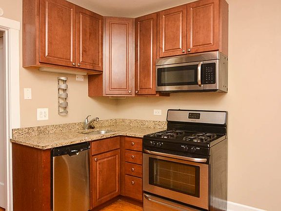 2nd image of 2102 W Ainslie St APT 1E