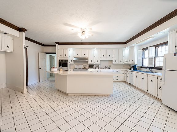 4th image of 2522 Herren St