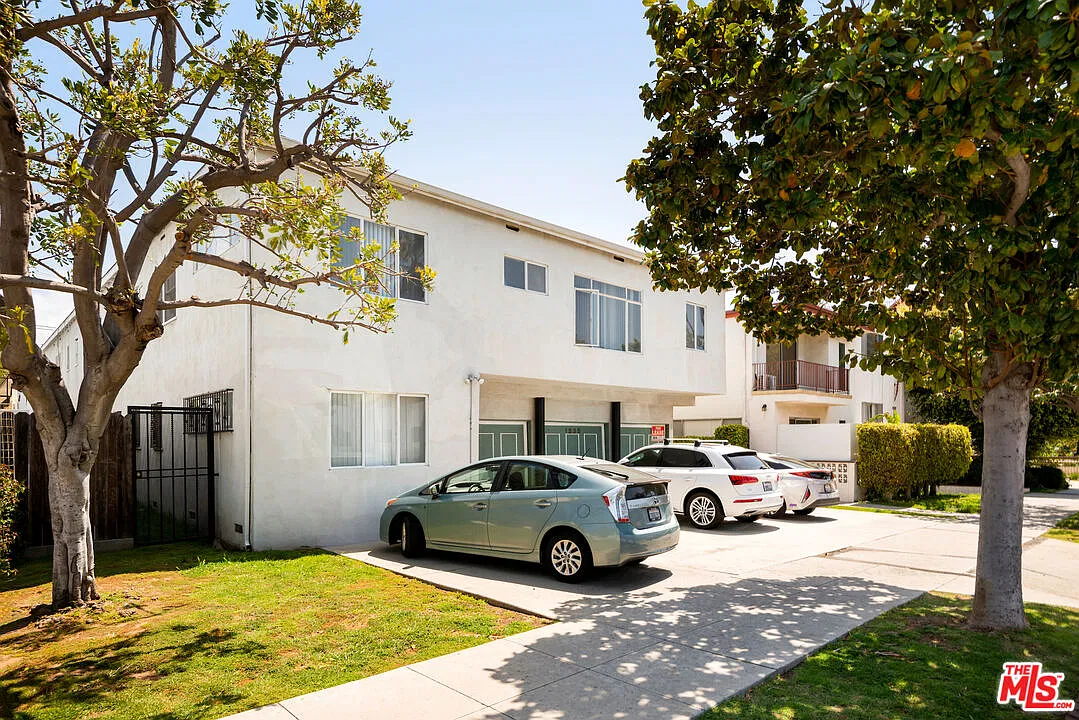 1 bed, 1.0 bath, 700 sqft, $2,400 — Photo 1