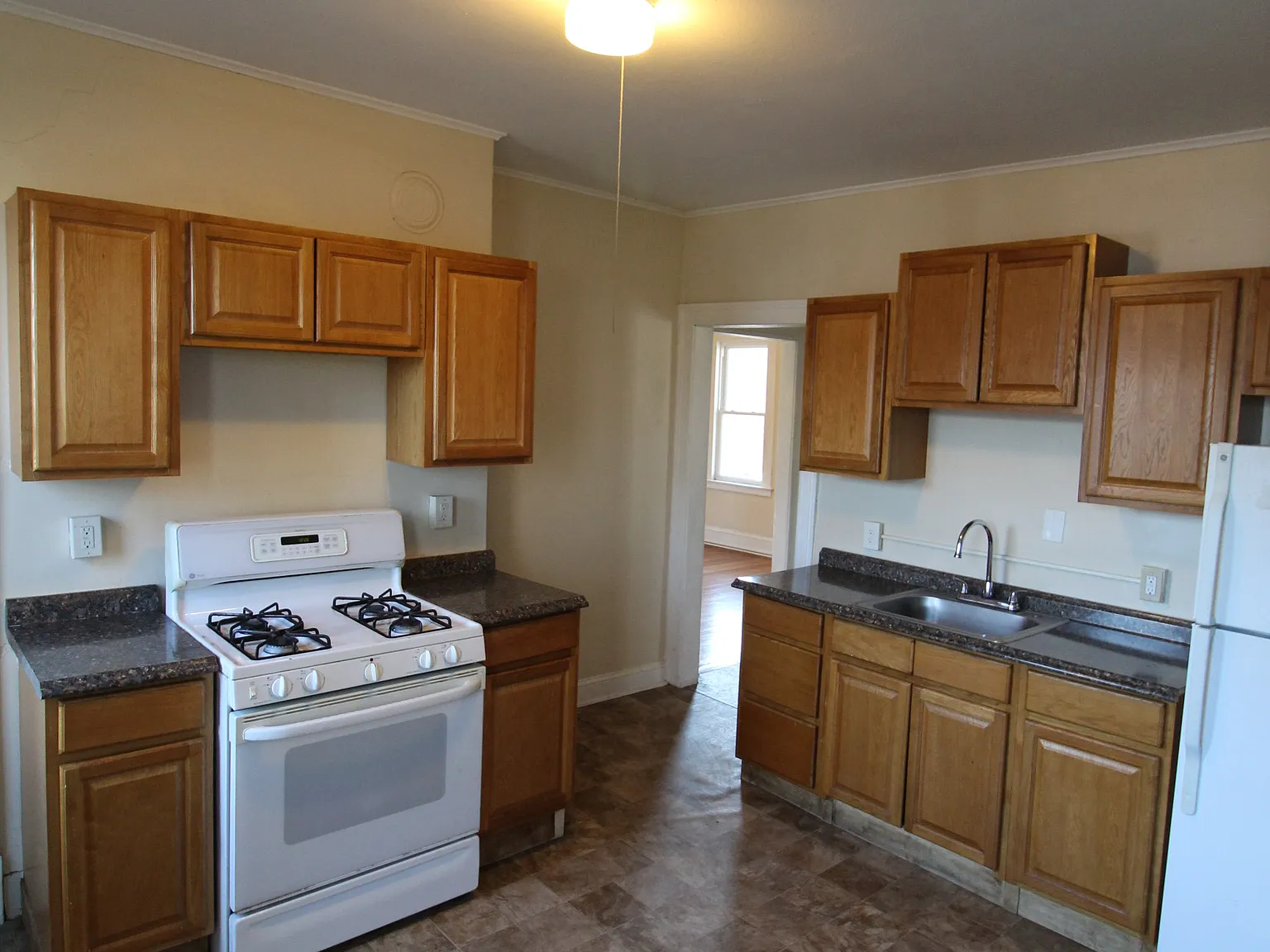 3 bed, 750 sqft, $1,395 — Photo 3