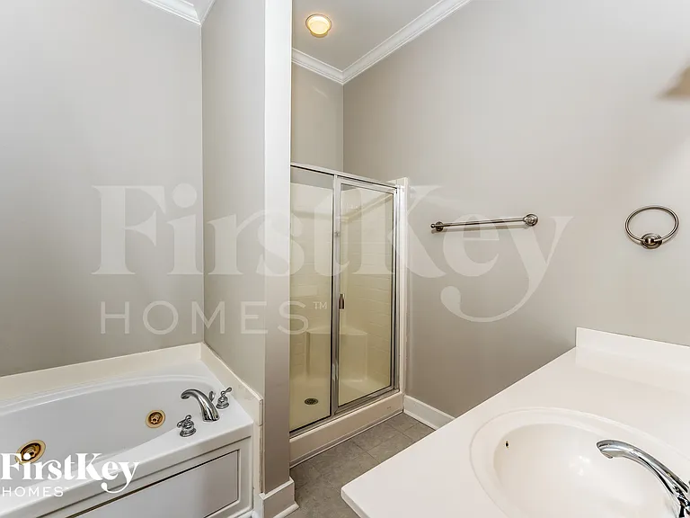 4598 Clubview Dr — Photo 9