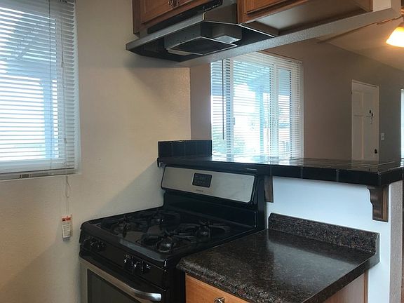 3rd image of 2315 Comstock St