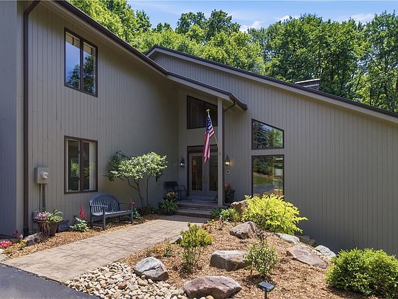5th image of 30 Croyhill Dr