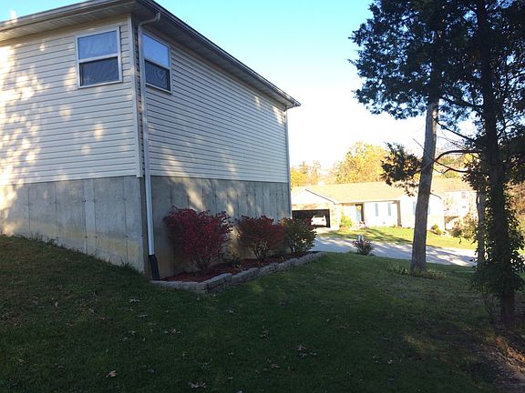 view of side yard