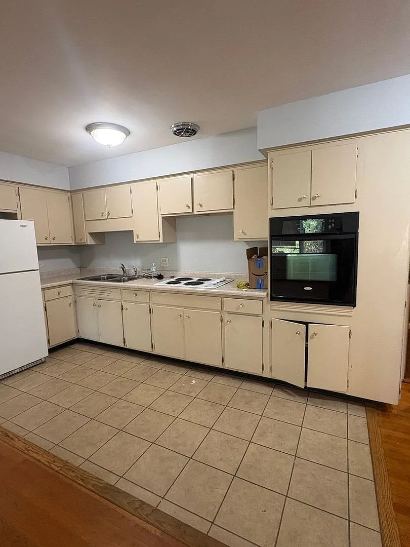 345 N Laverne Ave — Photo 2