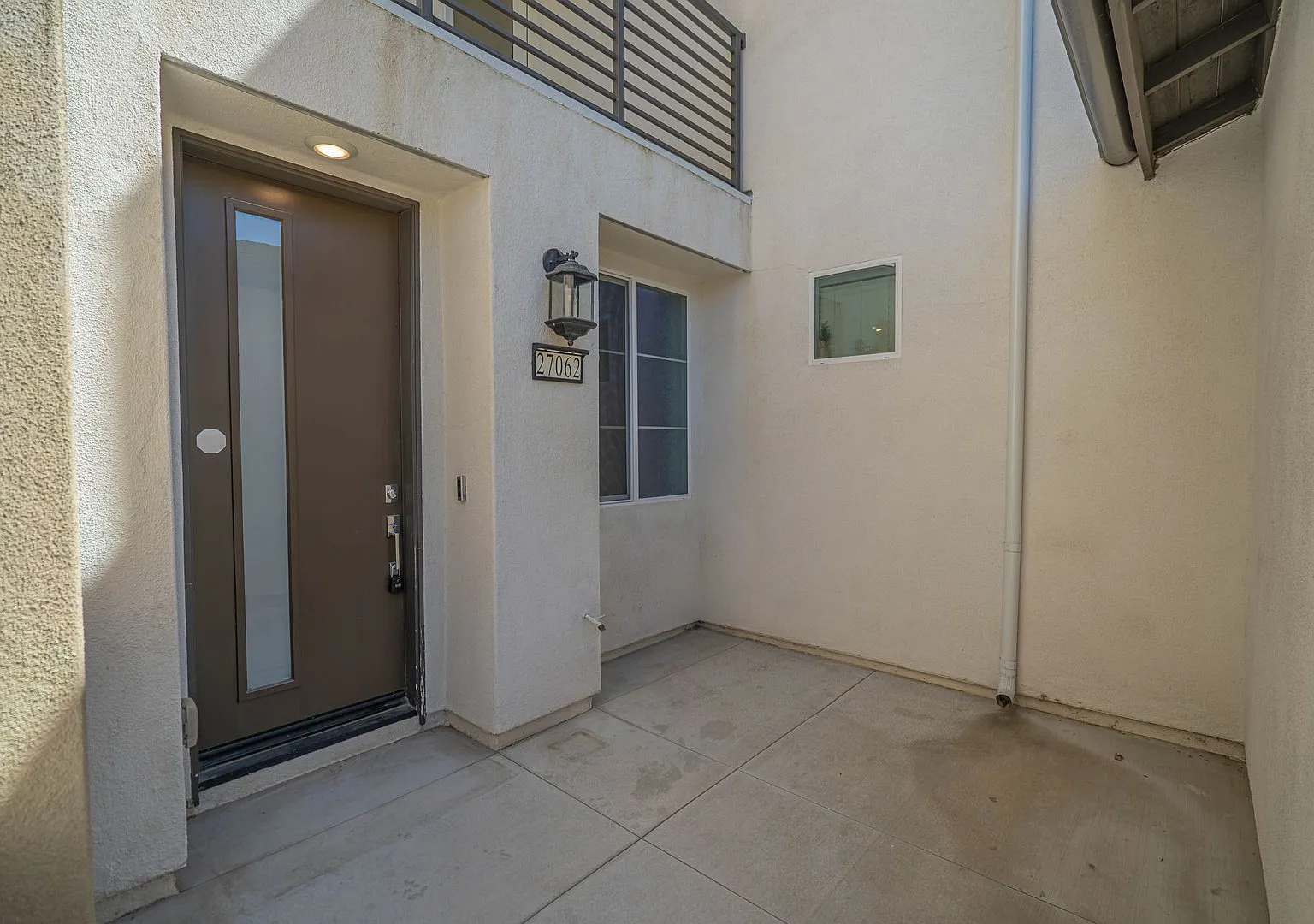 Five Points - 2 Bedroom Townhome for Rent in Valencia. — Photo 2