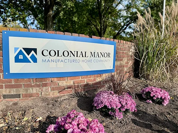 Colonial Manor — Photo 3