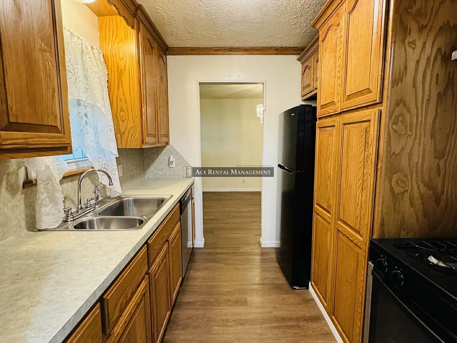Beautifully updated and right in the heart of Port Neches! Available Now! — Photo 3