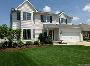 12 Nottingham Ln, Lancaster, NY 14086
