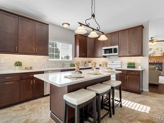 3rd image of 826 Summit Glen Ct
