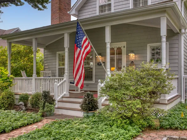 91 Dale St, Southampton, NY 11968