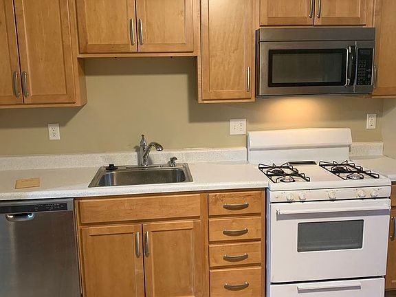 3rd image of 1005 Beaumont Dr