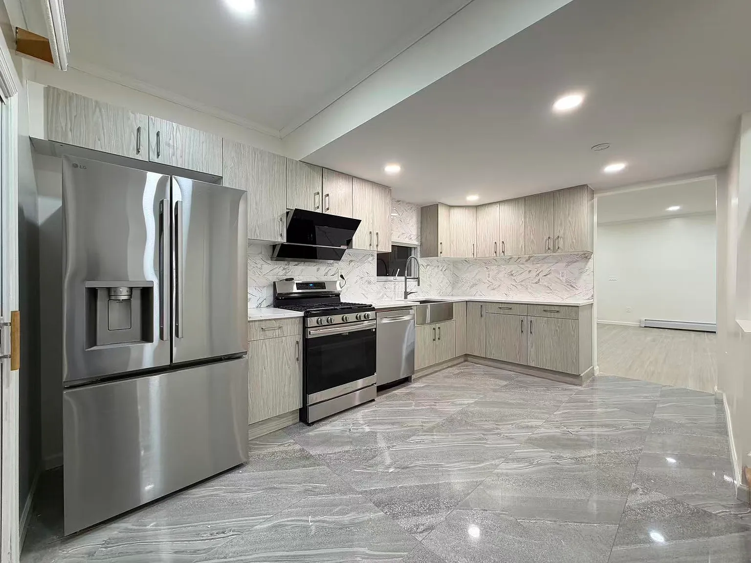 3 bed, 2000 sqft, $4,200 — Photo 3