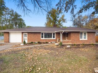 302 W 4th St, Mackinaw, IL