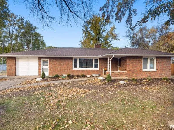 302 W 4th St, Mackinaw, IL 61755