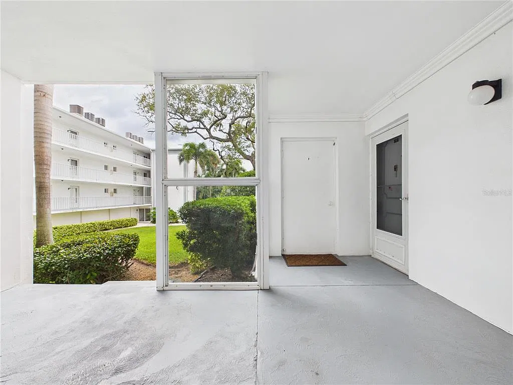 2 bed, 2.0 bath, 1370 sqft, $2,200 — Photo 2