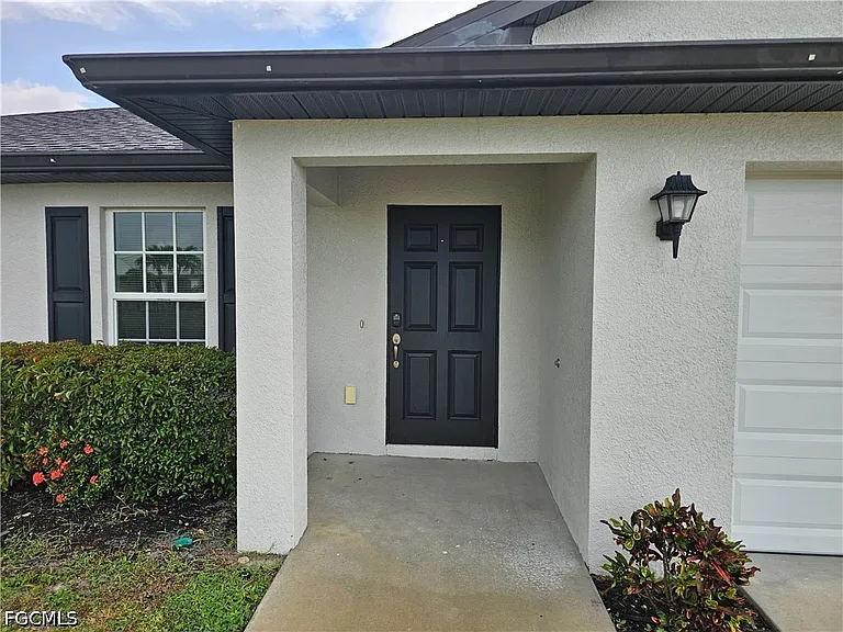 2523 NE 6th Pl — Photo 2