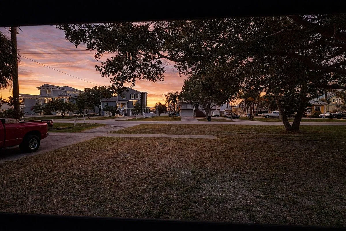 3 bed, 2.0 bath, 1169 sqft, $2,500 — Photo 2