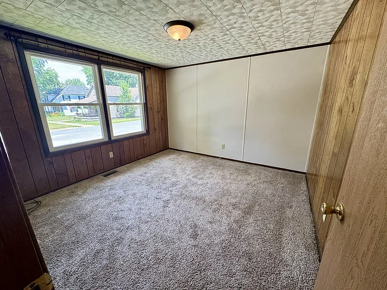 323 W Smith St — Photo 8