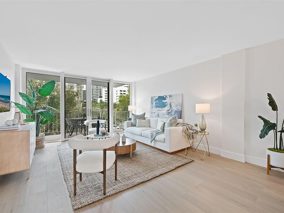1st image of 800 SE 4th St APT 205