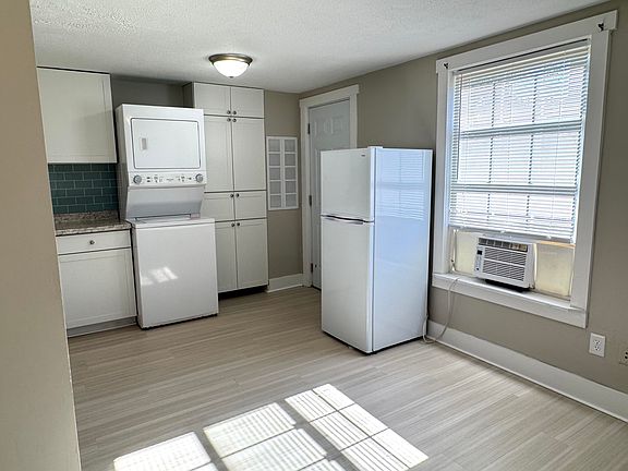 5th image of 214 E Myrtle Ave