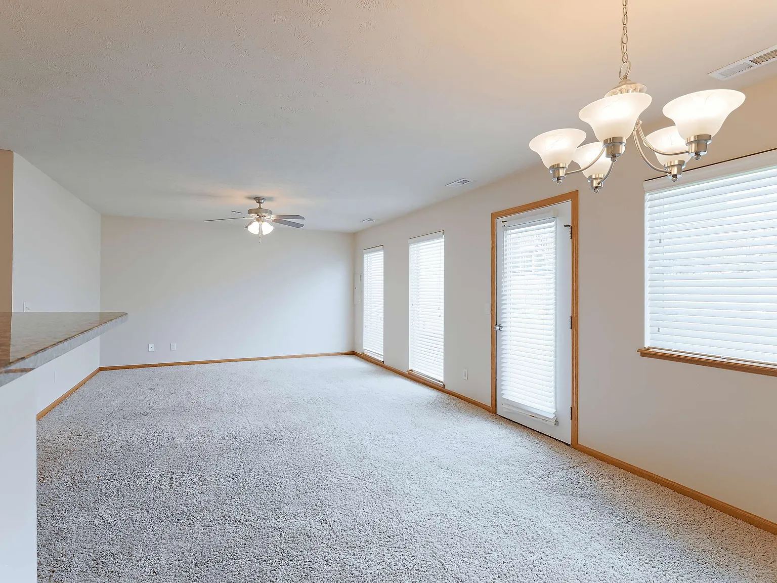 3 bed, 2.5 bath, 1739 sqft, $1,979 — Photo 3