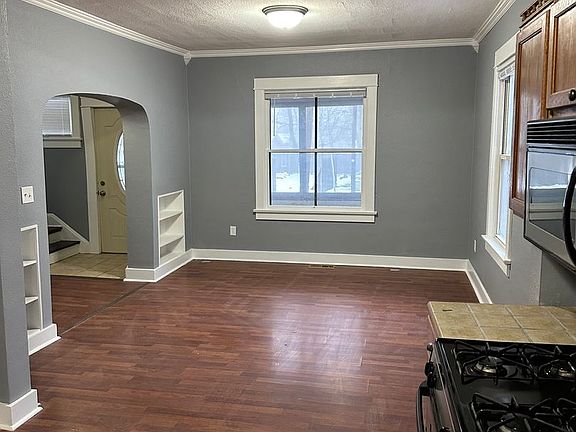 3rd image of 206 Scott St