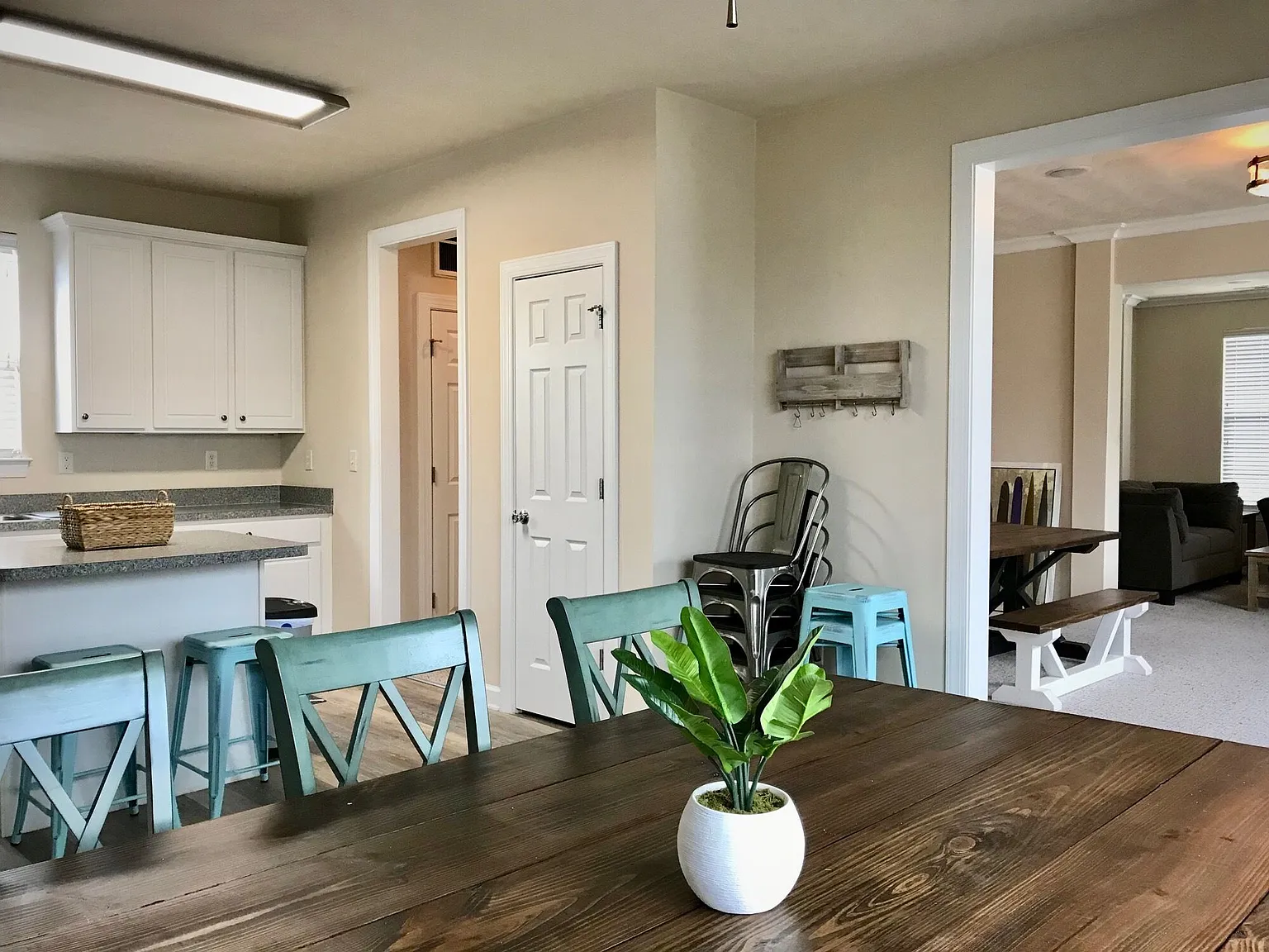 4 bed, 2.5 bath, 2318 sqft, $4,500 — Photo 4