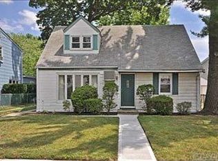 9 Peri Ln, Valley Stream, NY 11581