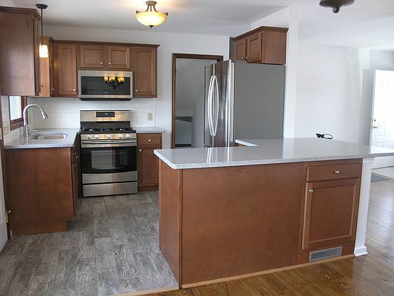 5th image of 609 Oxford Ct