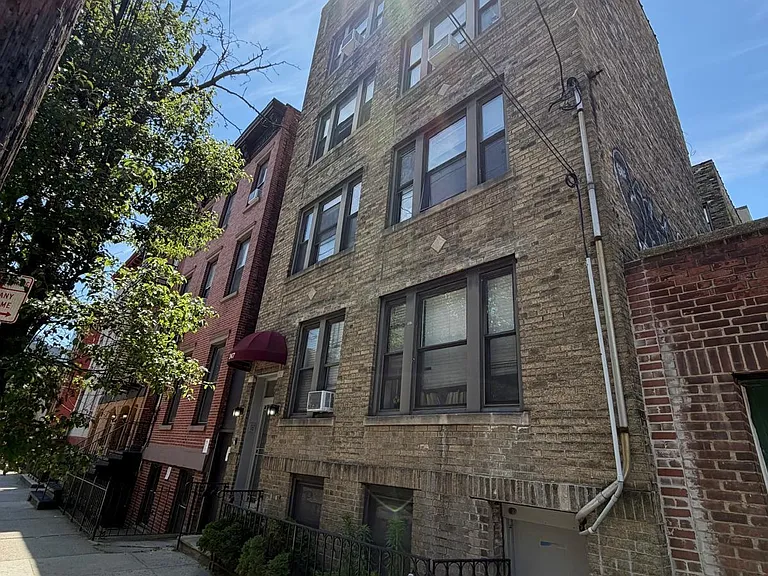 247 Montgomery St #6 — Photo 1