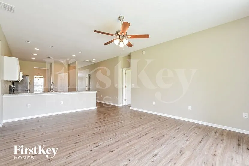 4 bed, 2.0 bath, 2045 sqft, $2,215 — Photo 4