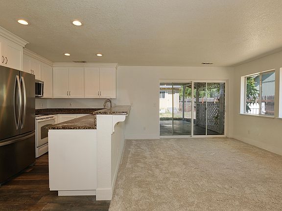 4th image of 25 Kelley Ct