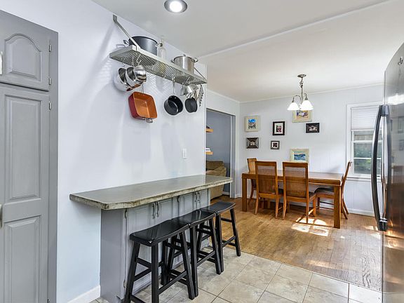 5th image of 2935 Gerald Ave NE