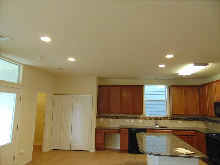 5208 Hellman — Photo 25