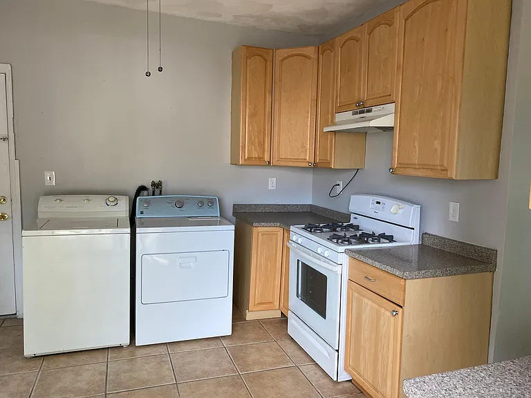 45 Oneida St #1 — Photo 16