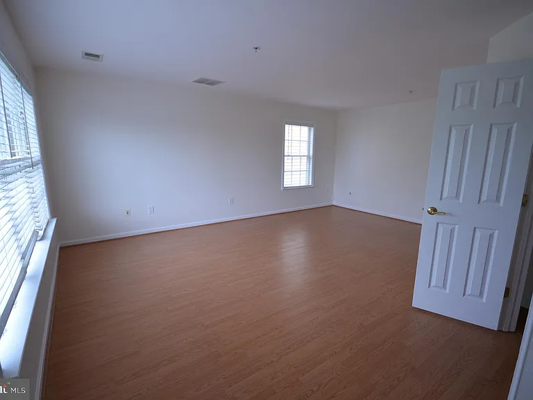 819 Royal Cres — Photo 15