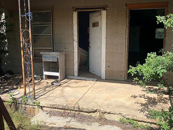 2nd image of 406 Crockett St