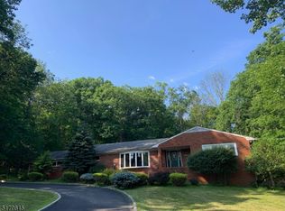 96 Bayberry Ln, Watchung, NJ 07069