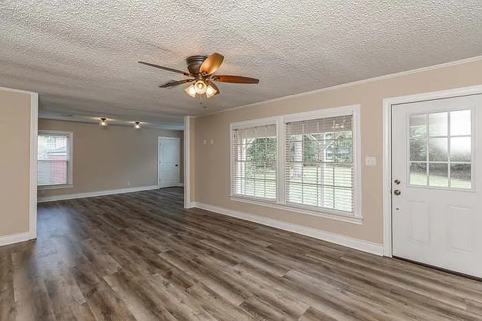 3 bed, 2032 sqft, $1,800 — Photo 1