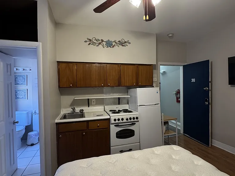 1121 Spruce St #3R — Photo 4