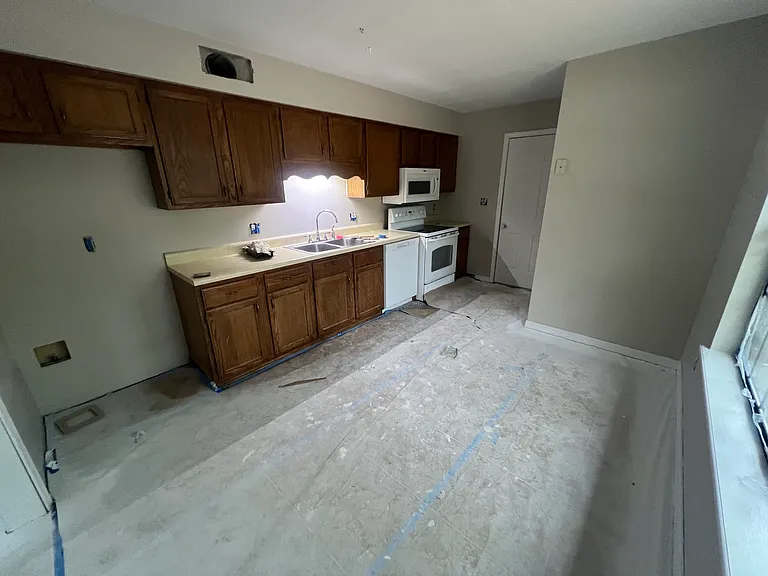 1202 University Dr — Photo 5