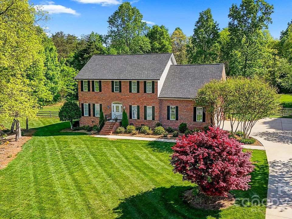 1st image of 1092 Willow Creek Dr