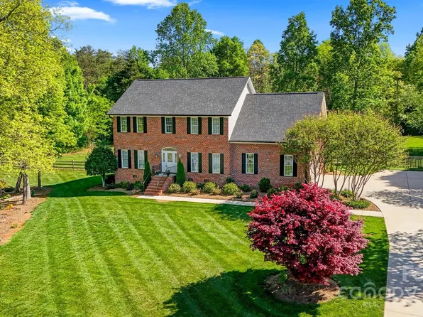 1092 Willow Creek Dr, Newton, NC 28658