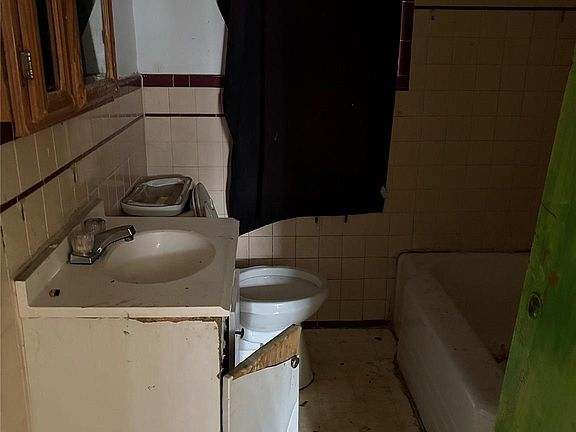 5th image of 11316 College St