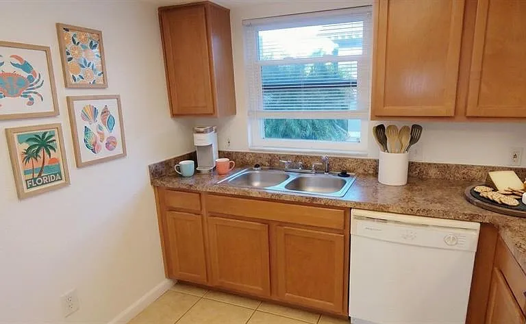 2820 Dupont St S #201 — Photo 4