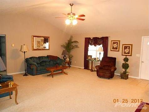 LARGE LIVING ROOM!
