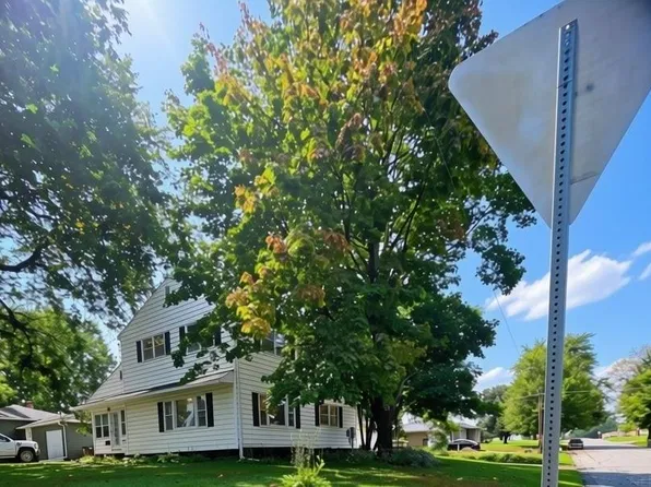 1505 W 3rd St, Cedar Falls, IA 50613
