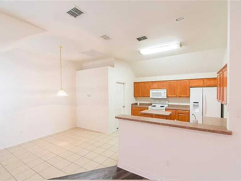 234 Silvercreek Dr — Photo 7