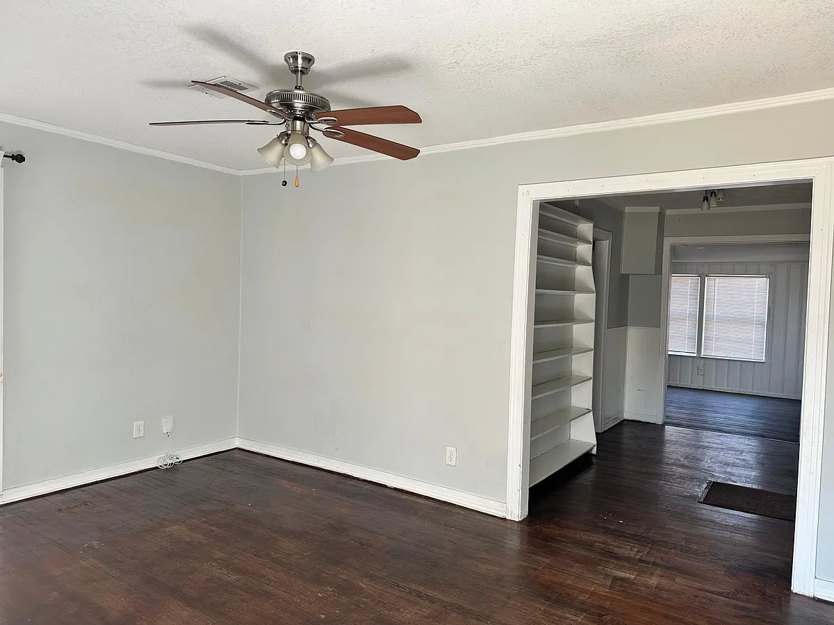 Living room with hardwood floor - 4707 March Ave